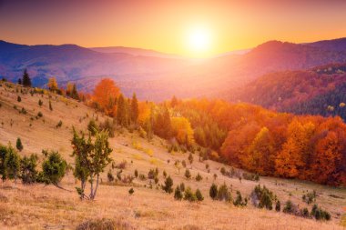 renkli sonbahar dağlar