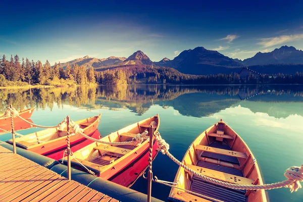 Lago nas montanhas — Fotografia de Stock