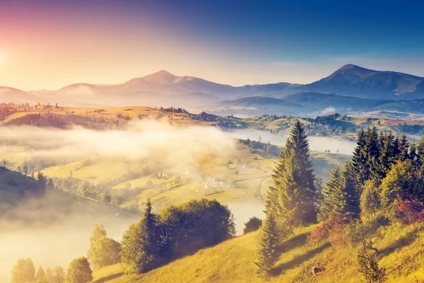 Paisagem de montanha mágica — Fotografia de Stock