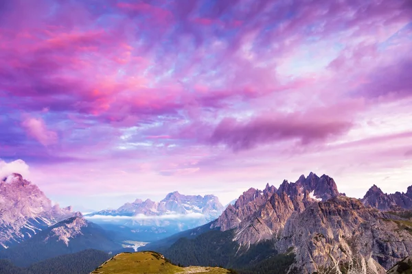 Coucher de soleil incroyable dans les montagnes — Photo