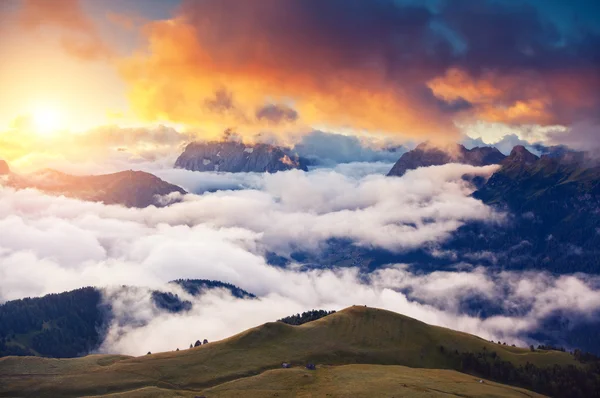 Atemberaubender Sonnenuntergang in den Bergen — Stockfoto