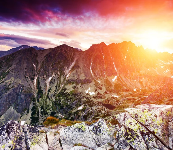 Pôr do sol incrível nas montanhas — Fotografia de Stock