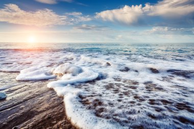 Masmavi deniz güneş parlıyor.