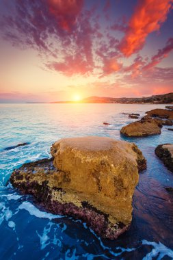 Masmavi deniz güneş parlıyor.