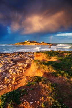 Masmavi deniz güneş parlıyor.