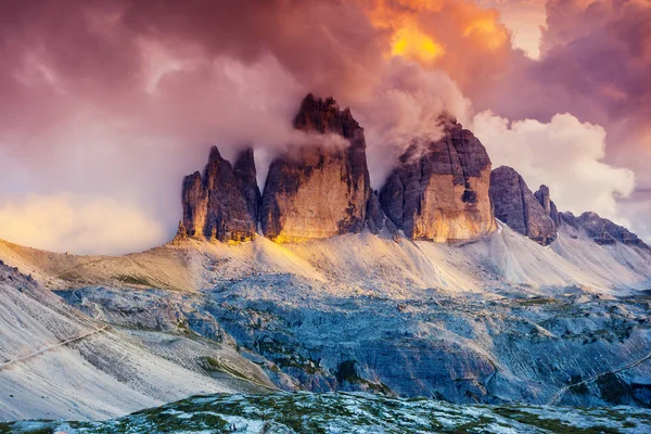 Mistige uitzicht van het Nationaalpark Tre Cime di Lavaredo — Stockfoto