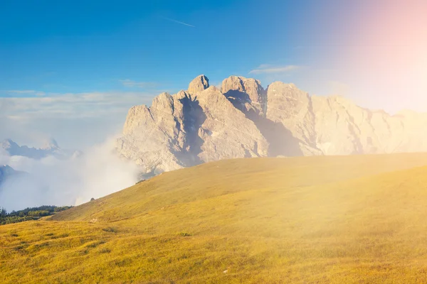 Prachtig uitzicht op de mistige Cristallo ridge — Stockfoto