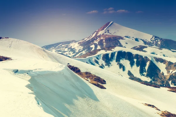 Herrliche Sicht auf die schneebedeckten Gipfel — Stockfoto