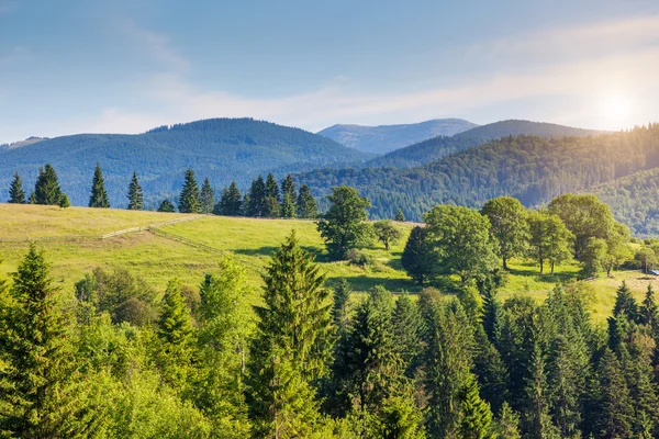 Giornata di sole nel paesaggio montano — Foto Stock