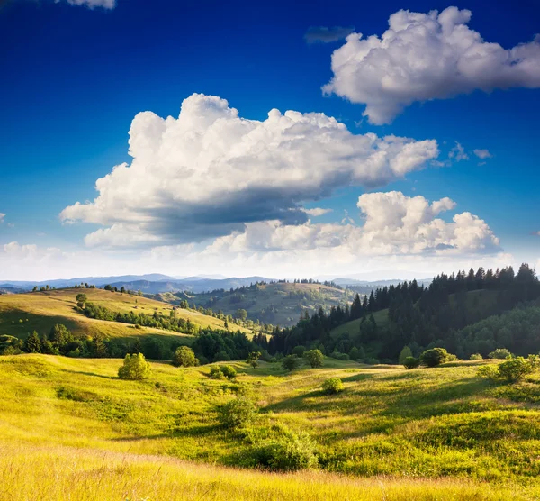 Día soleado en el paisaje de montaña . — Foto de Stock