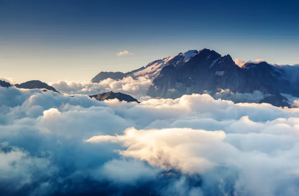 Vista della Val di Fassa Valle nebbiosa — Foto Stock