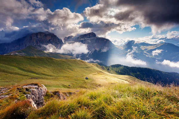 Vista del valle brumoso de Val di Fassa — Foto de Stock