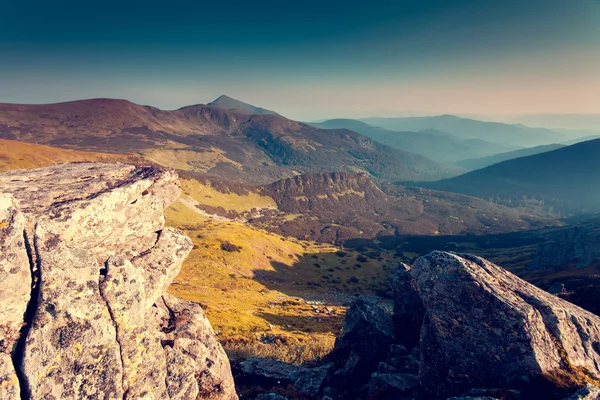 Uitzicht op het platteland alpine landschap. — Stockfoto