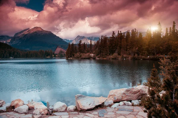 Horské jezero v národním parku Vysoké Tatry — Stock fotografie