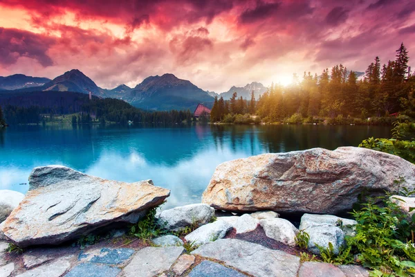 Horské jezero v národním parku Vysoké Tatry. — Stock fotografie
