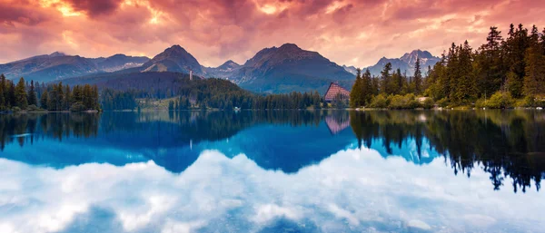 Lac de montagne dans le parc national High Tatra . — Photo