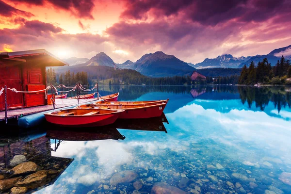 Peaceful mountain lake — Stock Photo, Image