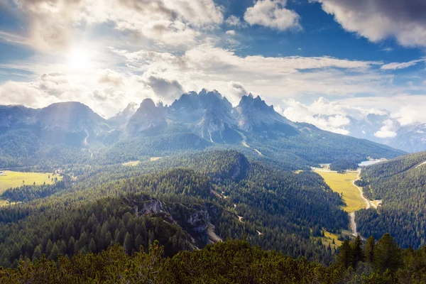 Представление о диапазоне cadini di misurina — стоковое фото