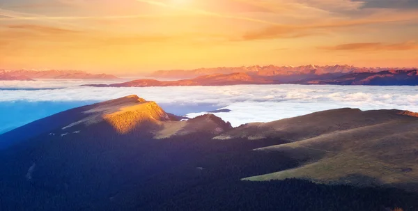 Vista del brumoso Valle de Val Gardena. — Foto de Stock