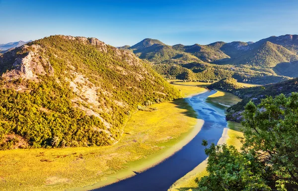 Sinuous river flowing through mountains. — Stock Photo, Image