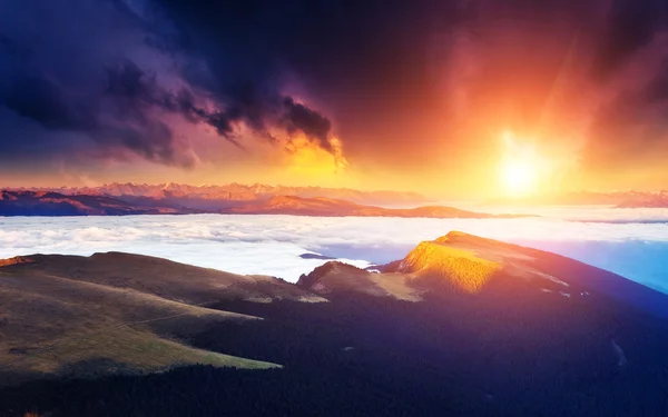 Wunderschönen Blick über die nebligen Tal Val Gardena. — Stockfoto