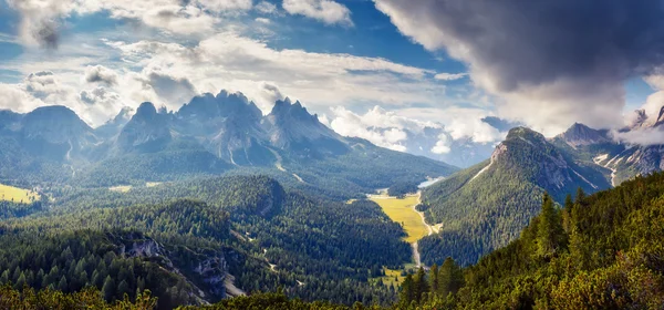 Krásný výhled na pohoří cadini di misurina — Stock fotografie