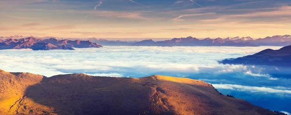 Bela vista do vale do Val Gardena nebuloso. — Fotografia de Stock