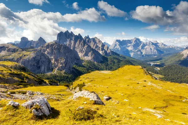 Vista del gruppo del Sorapis e gamma Cadini di Misurina — Foto Stock