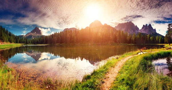 View of the Lago Di Antorno in National Park Tre Cime di Lavaredo. — ストック写真