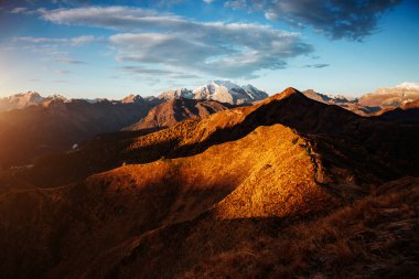 Görkemli sabah güneşi tepeleri aydınlatıyor. Yeri Di Giau, Dolomiti Alpleri, Cortina d 'Ampezzo, Güney Tyrol, İtalya, Avrupa. Turist çekiminin manzaralı görüntüsü. Toprağın güzelliğini keşfedin.
