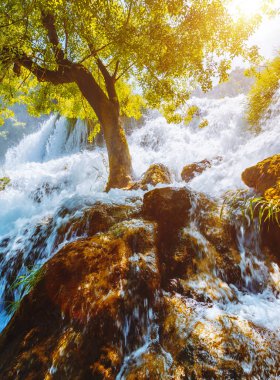 Skradinski buk Krka Ulusal Parkı 'ndaki en sıra dışı şelale. Mekan Sibenik kenti, Skradin tatil beldesi (Lozovac), Hırvatistan, Avrupa. Popüler seyahat merkezinin manzaralı görüntüsü. Toprağın güzelliği