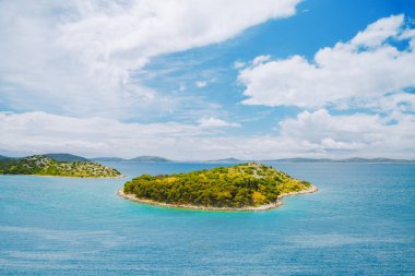 Tribunj köyü yakınlarında muhteşem bir deniz manzarası. Dalmaçya bölgesi, Balkanlar, Hırvatistan, Avrupa. Sakin Adriyatik Denizi. Popüler seyahat merkezinin manzaralı görüntüsü. Toprağın güzelliğini keşfedin.