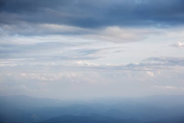 Karanlık bulutlu gökyüzünün muhteşem manzarası. Dramatik sabah sahnesi. Dokulu gökyüzünün manzaralı görüntüsü. Ekoloji kavramı - çevredeki iklim değişikliği. Göz kamaştırıcı duvar kağıdı. Toprağın güzelliğini keşfedin