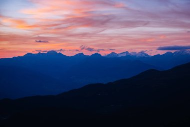 Alacakaranlıktaki Grand Ridges 'in sahne görüntüsü. Seceda, Dolomiti grubu, Tyrol, İtalya, Avrupa. Mükemmel Alp Vadisi. İklim değişikliği. Hava koşulları. Toprağın güzelliğini keşfedin.