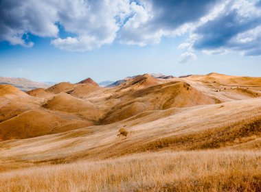 Gürcistan ve Azerbaycan sınırı. David Gareja Manastırı, Kakheti Bölgesi, Kafkasya, Avrupa. Vahşi doğanın resmi. Yürüyüş konseptinin manzaralı görüntüsü. Toprağın güzelliğini keşfedin.