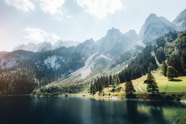 Büyük alp gölü Vorderer Gosausee 'nin manzarası. Salzkammergut Yukarı Avusturya 'daki Gosau Vadisi' nde bulunan ünlü bir tatil köyüdür. Dachstein buzulu. Toprağın güzelliğini keşfedin. Klasik ton.