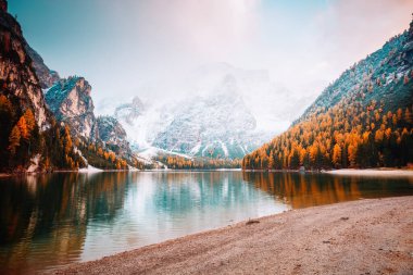 Alp Gölü Braies 'in (Pragser Wildsee) manzaralı görüntüsü. Dolomiti Ulusal Parkı Fanes-Sennes-Braies, İtalya, Avrupa. Vahşiliğin harika bir resmi. Toprağın güzelliğini keşfedin. Turizm konsepti. 