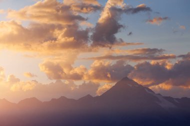 Parlayan büyük çıkıntılara bir bak. Svaneti, Gürcistan ülkesi, Avrupa. Kafkasya sırtı. Vahşi bölgenin manzaralı görüntüsü. Toprağın güzelliğini keşfedin. Mükemmel macera duvar kağıtları.