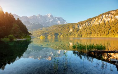 Ünlü Eibsee Gölü Alplerdeki en iyi yerdir. Konum tesisi Garmisch-Partenkirchen, Bavyera Alpleri, Avrupa. En popüler seyahat merkezinin manzaralı görüntüsü. Yaz duvar kağıdı. Dünyanın güzelliğini keşfedin.
