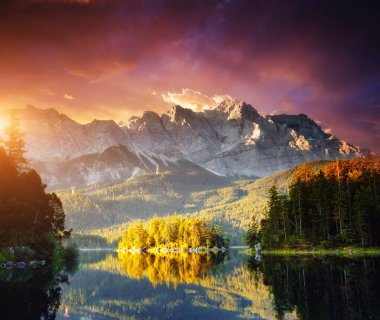 Meşhur Eibsee Gölü, sabah ışığında. Konum tesisi Garmisch-Partenkirchen, Bavyera Alpleri, Avrupa. En popüler turistik mekanın manzarası. Yaz duvar kağıdı. Dünyanın güzelliğini keşfedin.