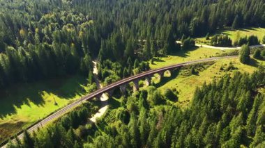 Eski bir Avusturya viyadük üzerinde İHA uçağı bir yaz günü. Kuş bakışı. Karpat Dağları, Ukrayna, Avrupa. Tepeden tırnağa sinema çekimi. UHD 4k video 'da çekildi. Toprağın güzelliği.
