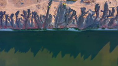 Dnieper Körfezi 'nin kumlu tepelerinde muhteşem drone görüntüleri. Stanislav Kanyonu, Ukrayna, Avrupa. Sinematik hava görüntüleri. UHD 4k video 'da çekildi. Toprağın güzelliğini keşfedin.