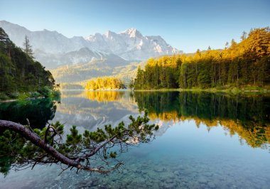 Ünlü Eibsee Gölü Alplerdeki en iyi yerdir. Konum tesisi Garmisch-Partenkirchen, Bavyera Alpleri, Avrupa. En popüler seyahat merkezinin manzaralı görüntüsü. Yaz duvar kağıdı. Dünyanın güzelliğini keşfedin.