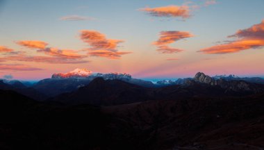 Muhteşem sabah güneşi bulutları kırmızı renkte aydınlatıyor. Yeri Di Giau, Dolomiti Alpleri, Güney Tyrol, İtalya, Avrupa. Turist çekiminin manzaralı görüntüsü. Toprağın güzelliğini keşfedin.