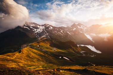 Yüksek tepenin dramatik manzarası. Grossglockner yüksek alp yolu, Avusturya, Avrupa. Tyrol 'daki ulusal park. Drone fotoğrafçılığı. Ünlü Avrupa seyahatleri. Toprağın güzelliğini keşfedin.