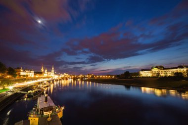 Elbe nehrinin setin huzurlu manzarası. Katedral Hofkirche, Dresden, Saksonya toprağı, Almanya, Avrupa. Ünlü turist eğlencesi. Seyahat güzergahı. Toprağın güzelliğini keşfedin.