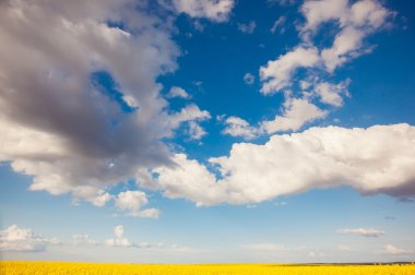 Beyaz kabarık bulutlar