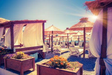 Thatched şemsiye ve plaj sandalyeleri