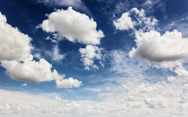 Weiße flauschige Wolken — Stockfoto