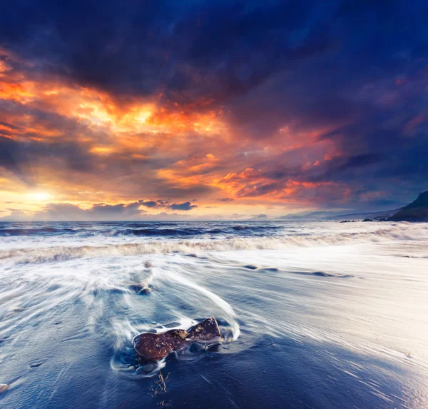 Fantástica puesta de sol sobre el mar tempestuoso. — Foto de Stock